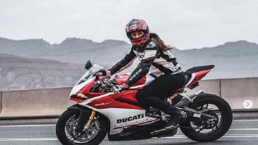 Foto-Foto Tanpa Jilbab Wanita Arab Tunggangi Ducati dan Harley Davidson