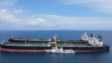 Diduga Transfer BBM Ilegal, Kapal Mungil Bakamla Tak Gentar Kawal Supertanker Iran dan Panama