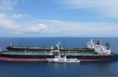 Diduga Transfer BBM Ilegal, Kapal Mungil Bakamla Tak Gentar Kawal Supertanker Iran dan Panama