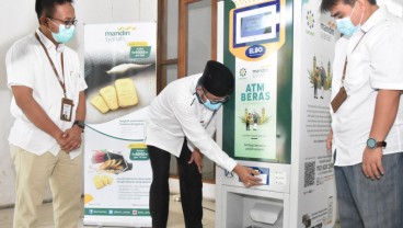 Di Padang, ATM Bank Syariah Mandiri Keluar Beras