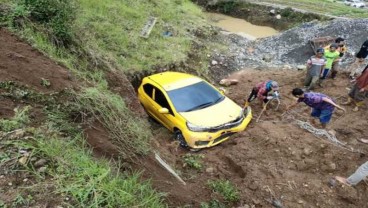 Mobil Berisi Empat Orang Sekeluarga Terjun ke Kebun di Tawangmangu