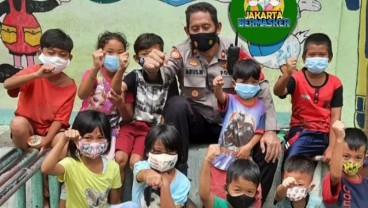 Kapolsek Palmerah Motivasi Anak-anak Pakai Masker