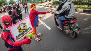 Ultraman, Batman dan Satreskrim Jakpus Bagikan Masker di Senen