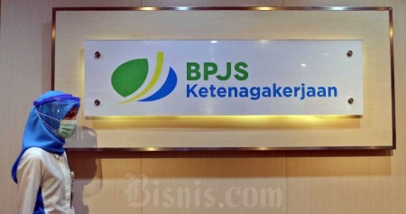 Pegawai melintasi logo BPJS Ketenagakerjaan di Kantor Cabang BP Jamsostek di Menara Jamsostek, Jakarta, Jumat (10/7/2020). Bisnis/Eusebio Chrysnamurti