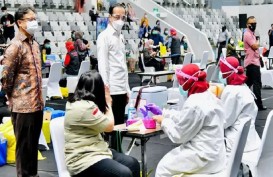 Vaksinasi Nakes Capai 900.000 Orang, Ada yang Tak Jadi Disuntik