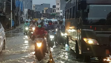INFO BANJIR JAKARTA: Lalu Lintas di Jatinegara Barat Tersendat