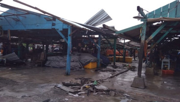 Angin Kencang Rusak Puluhan Kios Pasar Rejomulyo Semarang