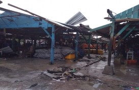Angin Kencang Rusak Puluhan Kios Pasar Rejomulyo Semarang