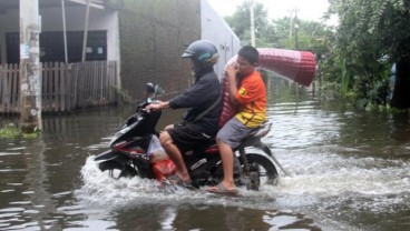 Diguyur Hujan Deras, 13 Kecamatan di Karawang Terendam Banjir