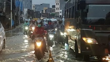 Banjir Jakarta: PMI Jaktim Distribusikan Bantuan Makanan