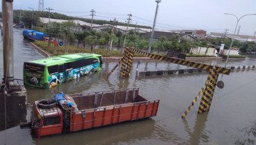 Genangan Air Masih Blokade Jalan Pantura Semarang-Demak