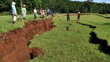 Ratusan Orang Mengungsi Akibat Tanah Bergerak di Cianjur