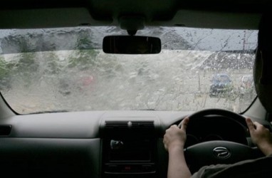 5 Cara Aman Mengendarai Mobil Matik di Tengah Banjir