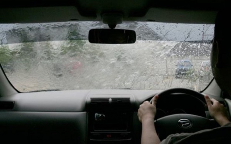 5 Cara Aman Mengendarai Mobil Matik di Tengah Banjir