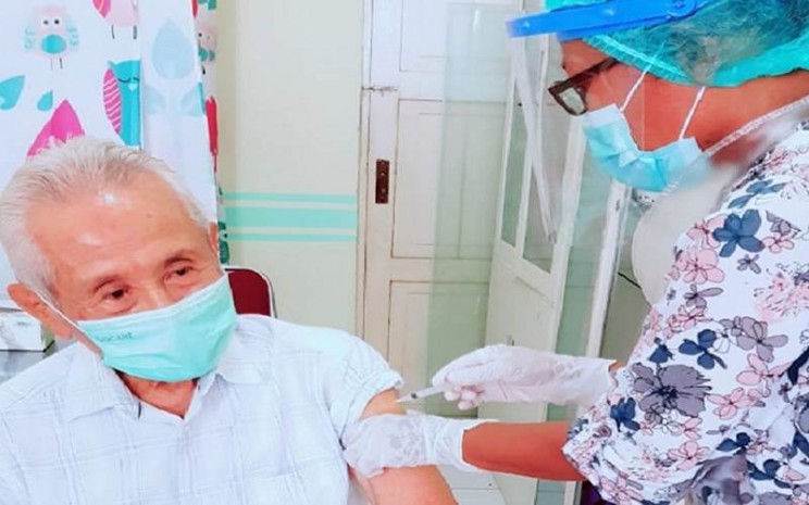 Berusia 80 Tahun, Ini Dokter Tertua Disuntik Vaksin Covid-19 di Ambon