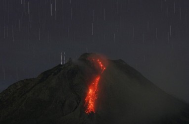 Gunung Sinabung Meluncurkan Awan Panas dan Lava Pijar