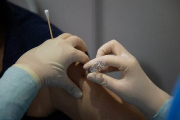 Petugas kesehatan di Beijing, China, sedang menyuntikkan vaksin inaktif Covid-19 kepada seorang warga yang termasuk kelompok berisiko tinggi, Sabtu (2/1/2021)./Antara/HO-Xinhua