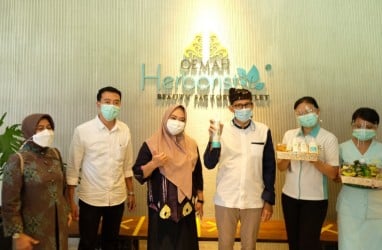 Sandiaga Uno Sambangi Oemah Herborist, Apresiasi Produk Victoria Care (VICI)