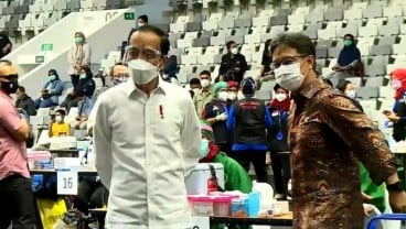 Jokowi Didampingi Anies Baswedan Tinjau Vaksinasi Covid-19 Pedagang di Tanah Abang