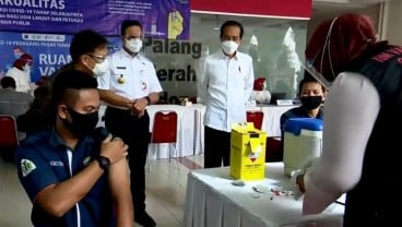 Vaksinasi di Pasar Tanah Abang, Anies: Target 1.500 Orang per Hari