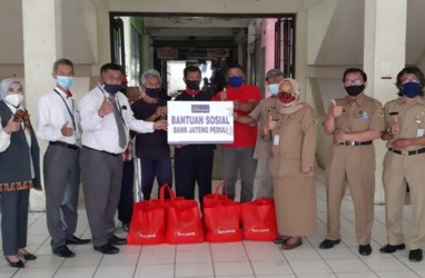 Bank Jateng Bagikan Paket Sembako di Lingkungan Pasar Kota Wonogiri