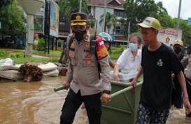 INFO BANJIR JAKARTA: Kapolsek Kembangan Tarik Gerobak Evakuasi Warga