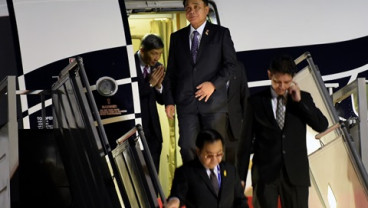 Thailand Goyang, Massa Kepung Gedung Dewan