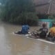 Mensos Tri Rismaharini Serahkan Bantuan untuk Korban Banjir Bekasi