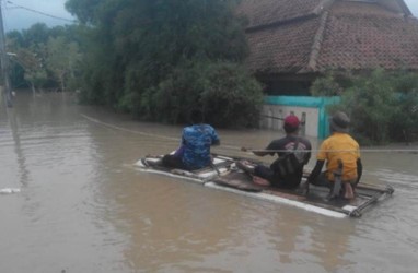Mensos Tri Rismaharini Serahkan Bantuan untuk Korban Banjir Bekasi