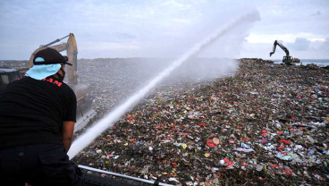 Penyiraman Cairan Eco-Enzyme di Tempat Pembuangan Akhir (TPA) Suwung, Denpasar, Bali