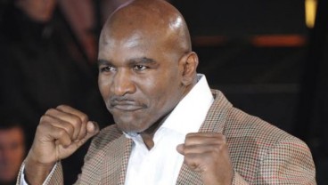 Jelang Lawan Mike Tyson, Holyfield Latih Tanding dengan Klitschko