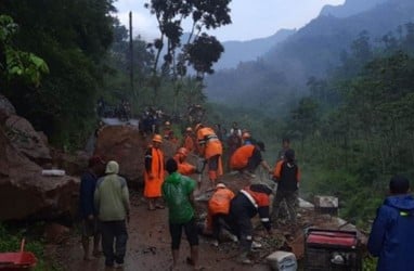 Longsor,  Jalan di Desa Rahtawu Kudus Tertutup