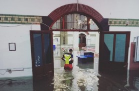 Banjir Semarang: Stasiun Tawang Masih Tergenang