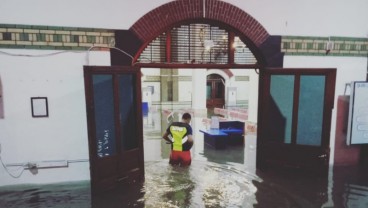 Banjir Semarang: Stasiun Tawang Masih Tergenang