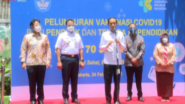 Jokowi Targetkan Vaksinasi 5 Juta Guru Rampung Juni 2021