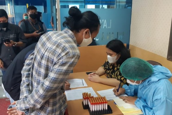Karyawan Bisnis Indonesia sedang melakukan registrasi untuk mengikuti tes serologi dari Prodia./Desyinta Nuraini