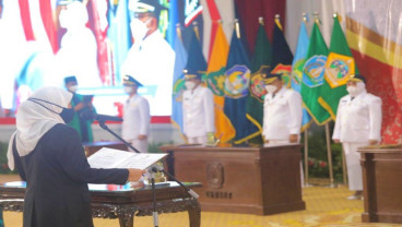 Lantik 6 Bupati di Jatim, Khofifah Singgung Persoalan Kesejahteraan 