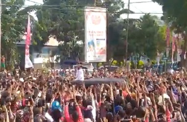 Kerumunan Jokowi di NTT, Rocky Gerung: Presiden Harus Digugat!
