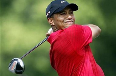 Hormati Tiger Woods, Pegolf Ramai-ramai Berpakaian Merah Hitam