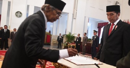 Presiden Joko Widodo (kanan) menyaksikan anggota Dewan Pengawas KPK Artidjo Alkostar membubuhkan tanda tangan saat upacara pelantikan Pimpinan dan Dewan Pengawas KPK di Istana Negara, Jakarta, Jumat (20/12/2019)./Antararn