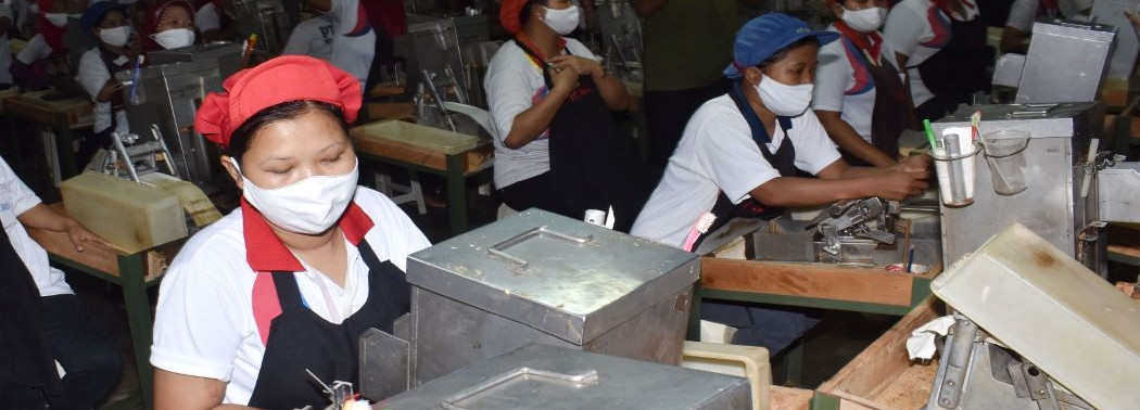 Ilustrasi -Suasana pekerja di ruang produksi pabrik rokok PT Digjaya Mulia Abadi (DMA) mitra PT HM Sampoerna, Kabupaten Madiun, Jawa Timur, Selasa (16/6/2020)./Antara - Siswowidodo