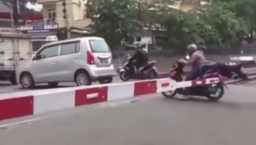 Naik Motor Terobos Portal Kereta, Sakit Tak Seberapa Tapi Malunya Itu