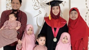 Mengurus Anak Mengejar Pendidikan, Oki Cinta Bertasbih Raih Gelar Doktor