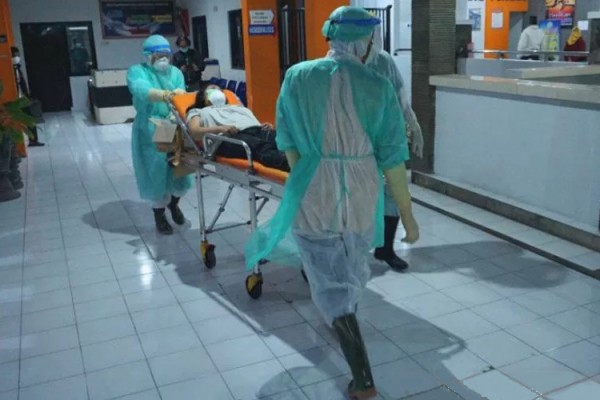 Ilustrasi - Perawat mengenakan pakaian APD (alat pelindung diri) baju hazmat (hazardous material) membawa pasien dalam pengawasan Covid-19 (Corona Virus Desease) menuju kamar isolasi khusus RSUD dr Iskak, Tulungagung, Jawa Timur, Jumat (13/3/2020). /ANTARA 