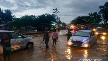 Banjir Jalan Lintas Sulawesi di Gorontalo Picu Kemacetan