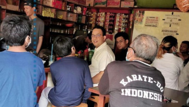 Kocak, Momen Anies Tak Dikenali Warga Saat Nongkrong di Warkop
