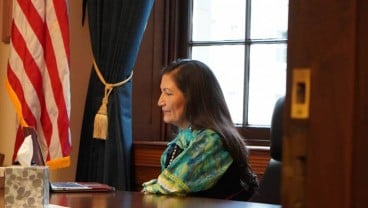 Deb Haaland Wanita dari Suku Indian Resmi Jadi Mendagri AS