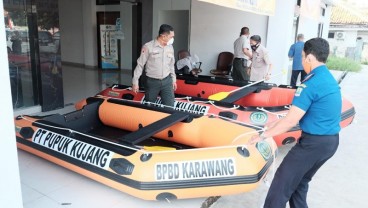 Rawan Banjir, Pupuk Kujang Hibahkan Dua Perahu Karet Bagi Warga Karawang