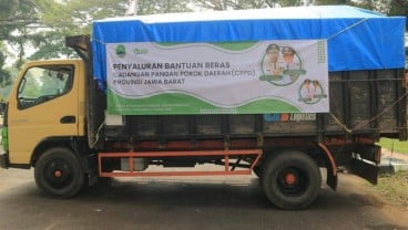 Warga Subang Terdampak Bencana Terima Bantuan Beras