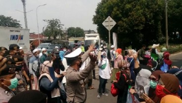 Rizieq Shihab Disidang, Polisi Halau Simpatisan Ibu-Ibu di PN Jakarta Timur